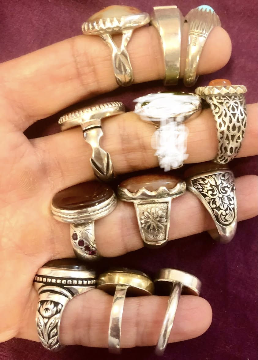 خواتم راقية ومميزة وجميلة بصياغات فضة ٩٢٥ و ٩٩٠ باحجار منوعة والوان جميلة .. عددهن  ١١  خاتم من ضمنهن صياغات معروفة وصياغة (عارف البحرين) وكذلك من ضمنهن ٦ قطع مخطوطات 🌺سعرهن ( ٦٥٠ الف ) 💍💍


**إذا كنت صاحب هذا الإعلان وتريد حذفه لأي سبب، رجاءا أرسل رسالة إلى الدعم الفني**