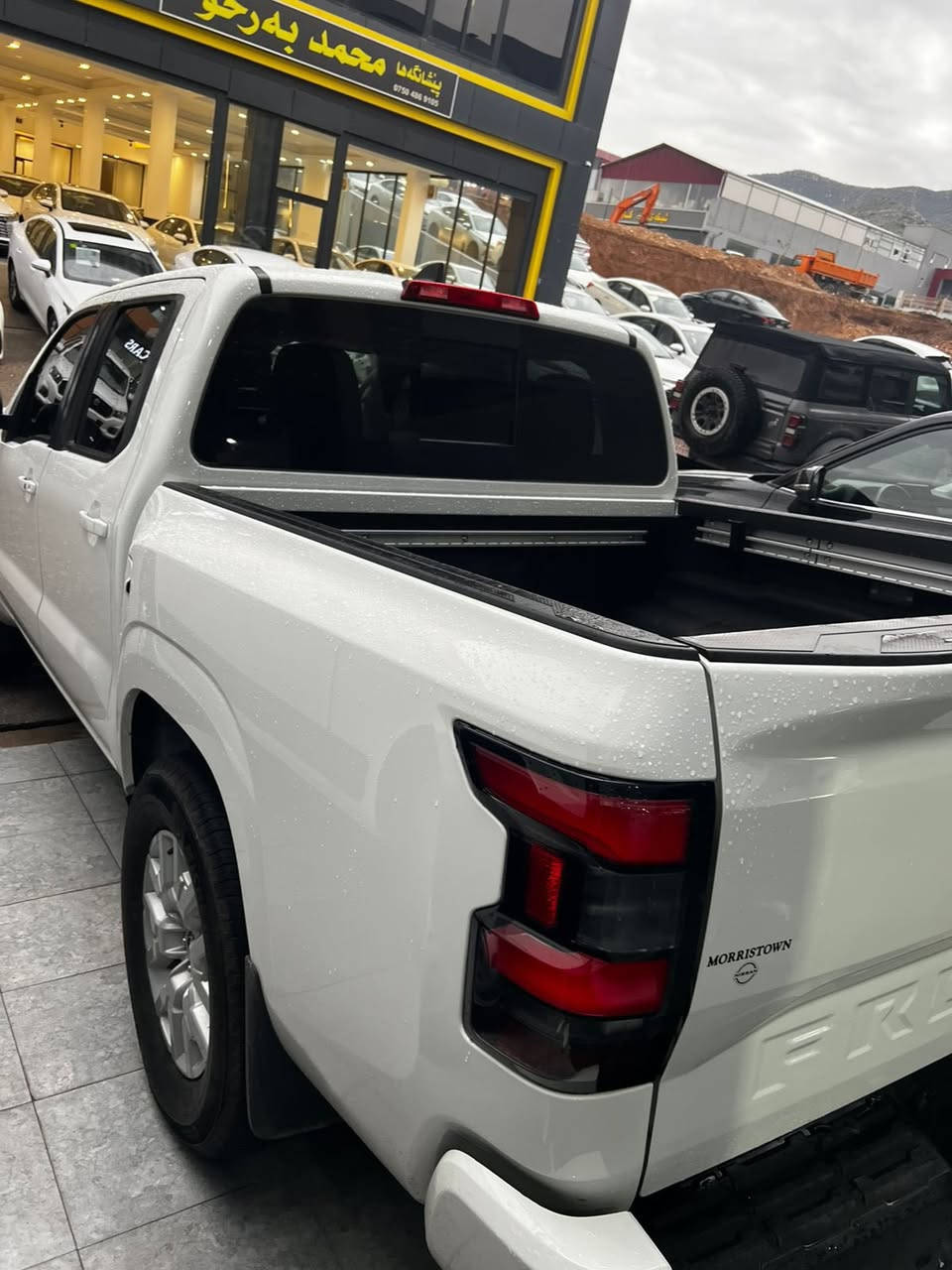 � للبيع – Nissan Frontier SV 2024

📌 رقم شاصی (VIN): 1N6ED1EJ8RN621274
📍 الموقع: دهوك

✨ مواصفات فئة SV:
• محرك 3.8 لتر V6 بقوة قوية واقتصادية
• قير أوتوماتيك 9 سرعات
• دفع خلفي (أو رباعي حسب التجهيز)
• شاشة 8 إنج مع Apple CarPlay و Android Auto
• كاميرا خلفية + حساسات
• تشغيل مفتاح ذكي (Keyless Entry)
• جنوط ألمنيوم
• مثبت سرعة
• نظام أمان Nissan Safety Shield

📊 الحالة:
• سيارة دخول جديد
• السيارة بس بنيد صبغ
• بدون دواخل

📌 معلومات إضافية:
• رقم كاتي دهوك
• تگدر تترقم إقليم كردستان

💰 السعر: 23,500$مجال 

📞 للتواصل: ***********
وتسئاب موجود
