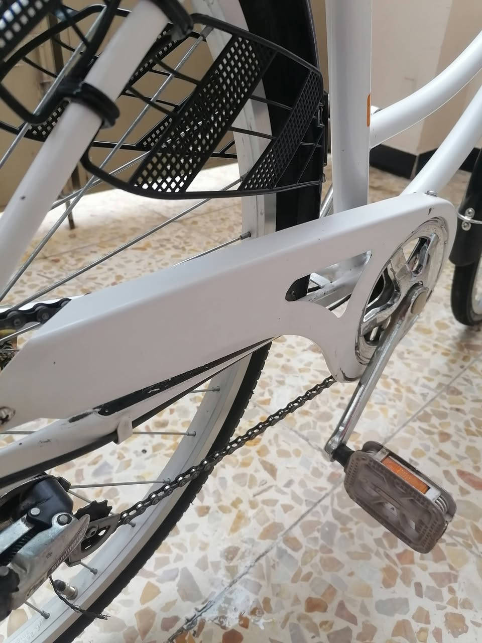 سلام عليكم باسكل حاويه منزله موديل 2019 كفاله عامه تايرات جدد و جوابه جدد نضافه فول حاويه كير شغال حجم 26 القطعه فول نضافه لون ابيض واسود كلش نضيفه وجديده سعره 105 وبيه مجال بسيط مكاني بغداد البياع الباسكل كامل للتواصل واتساب ***********
