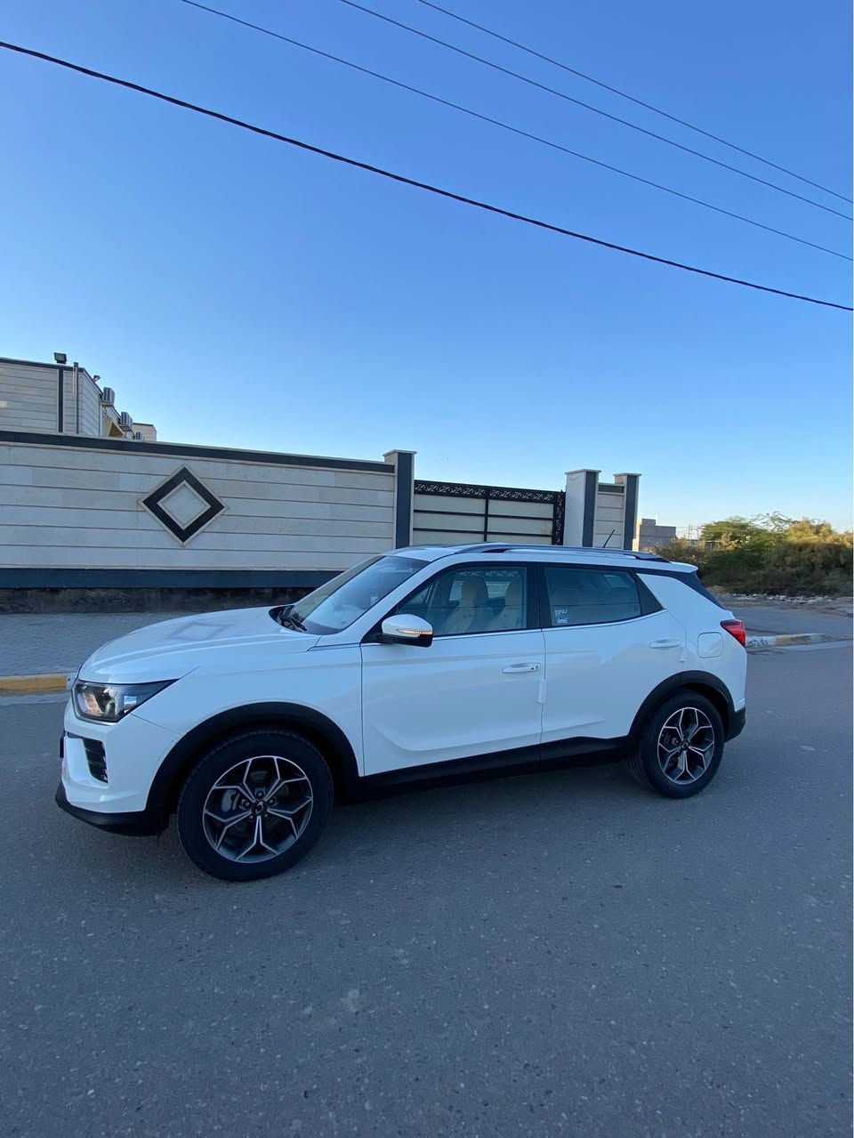 السلام عليكم .. سانك يونك كوراندو 2022 استلام شركة .. ( المنشأ كوري أصل )  ..
المحرك 1500 تيربو فول مواصفات 
فتحة سقف كهرباء 
تحكم ستيرن كامل 
شاشة بلوتوث 
كاميرا خلفية 
حساسات 180 درجة امامي خلفي جانبي 
3 وضعيات قيادة  و sport Normal و winter 
مري كهربائيه 
بصمه ترحيب ذكي 
عدسات زنون 
كشافات ضبابيه وبعد بيها هواي مواصفات 
السعر 155$ وبيها مجال 
العنوان البصره  
واتساب ***********
اتصال *********** البصرة, العراق
