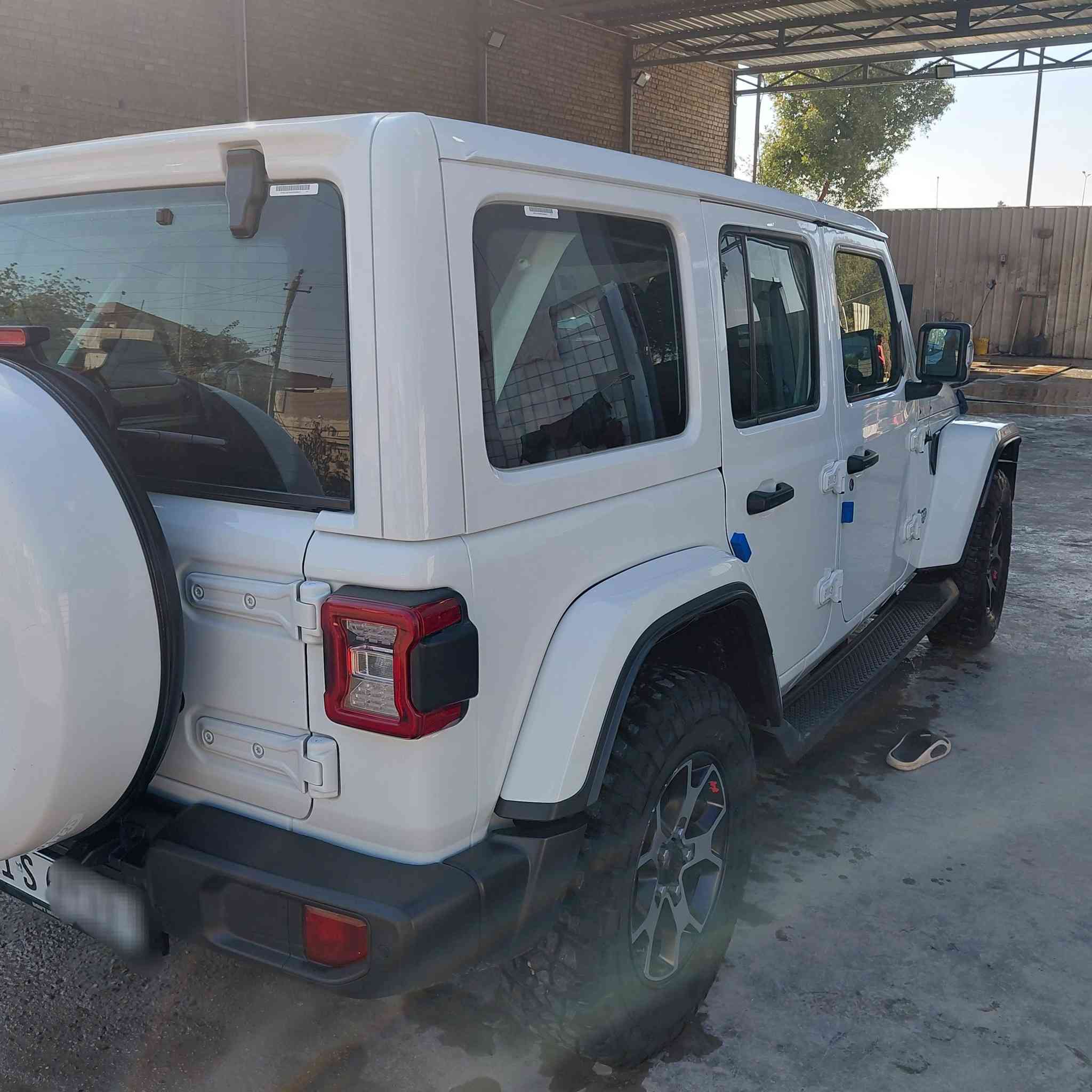 للبيع جيب رانكلر  موديل 21 لون ابيض رقم بغداد انكليزي بأسمي خليجي مكفولة من الحادث و الصبغ والتبديل عداد المسافة 41 الف قابل للزيادة محرك 4سلندر 2000 تيربو اقتصادي مع قوة بالعزم  سيارة كامل مواصفات  ، نظام تثبيت إلكتروني، دعم الطرق الوعرة Off‑Road+، عزم رباعي قابل للتحكم (Rock‑Trac/Rock Travel) كير اوتو شاشة وكامرة خلفية دوارة حساسات خلفية نقطة عمياء  الخروج من المسار فول تحكمات استيرن سستم صوت Alpine دمام خلفي  اشاير بالمري لايت زنون كشافات زنون قمارة فايبر ثلاث قطع كشنات جلد تدفئة كشنات وتدفئة استيرن شاشة كبيرة تدعم كاربلي بصمة تشغيل وابواب سيارة جاهزة تخم تاير جبلي مع تخم تاير عادي جديد سيارة استخدام منزلي قليل والسعر مناسب للاستفسار على الارقام علما غير متواجد على الفيس
*********** يوجد واتس اب 
***********
