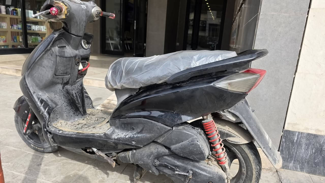 السلام عليكم دراجه سكنس نثيه تكدر تشتغل بيه دلفري وتكدر تشتغل بيه مندوب وتكدر اتطربك بيه جلبه مال شارع. بس اتوازيت . وارد ابيعه.  لون اسود مثل ماموضح للبيع.   سعر 500. كلشي بيه شغال بس العداد مال السرعه ميشتغل.   عداد بانزين يُشَتغلً  كهربائياته زينه.  تشتغل سلف وهندر.  وبيه منفيس مكاني الدوره ابو دشير.  رقمي *********** وبيه واتساب تجي تفحص عجبتك اخذه معجبتك هله بيك
