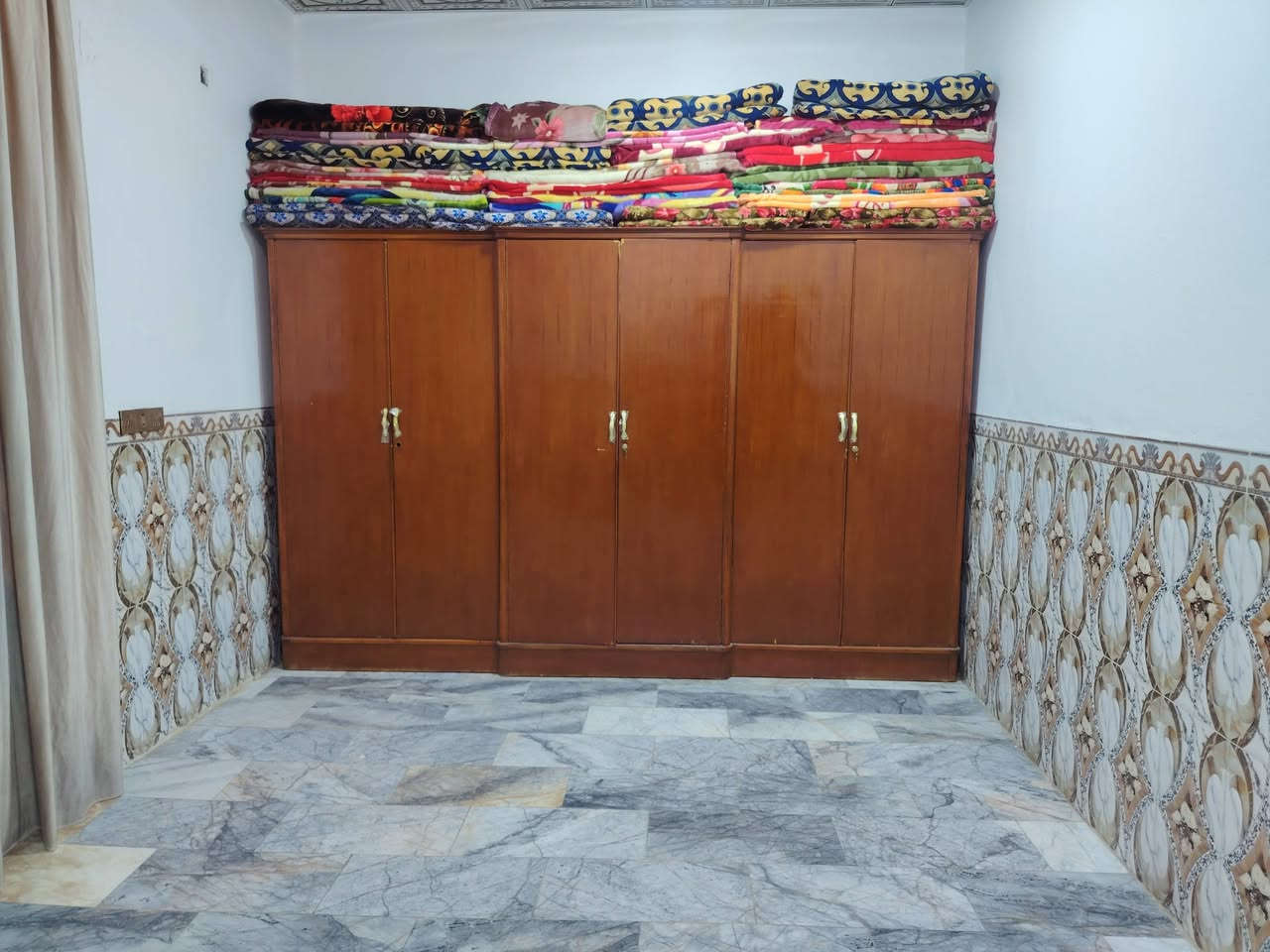 السلام عليكم تخم للبيع السعر ٣٥٠ كنتو ٢٠٠ جلسه ٢٥٠ اليريدهن يتصل ***********
