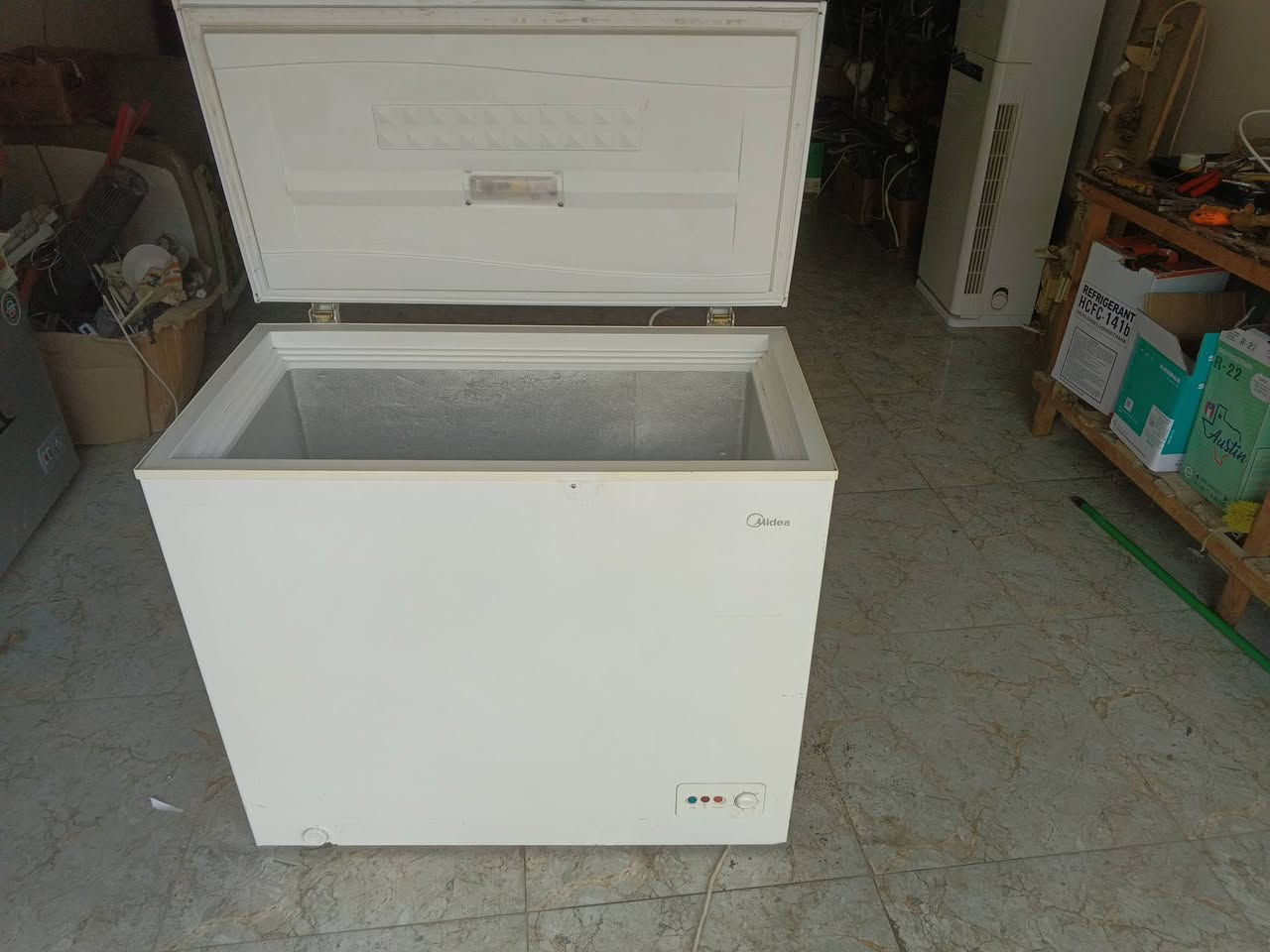 مجمدة 14قدم نضافة 75%
 هاتف***********
تقاطع القدس دور الزراعة 
السعر190
