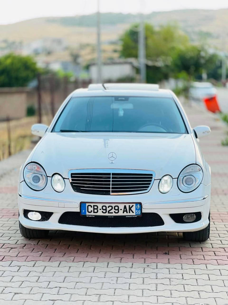 E 320 2007مارسیدس 
فول فول مواسەفات 
 سەقفو حیزام 
کوشن جلد .
کوشن کارەبا .
کوشن هیتەر .
کوشن میمۆری .
سەقف سڵاید .
مەسحی لایت .
پەردەی بیلاد کارەبا .
حاسەی فلچەی جام .
شەس سیدی .
کەللەی کوشنی دواوە کارەبایە .
تەبرید مەرکەزی .
چوار تایەی تازە 
گێڕ و مەکینە بەشەرت مەنەفێست ئەسلی

                                         ژ.م:*********** أربيل, العراق
