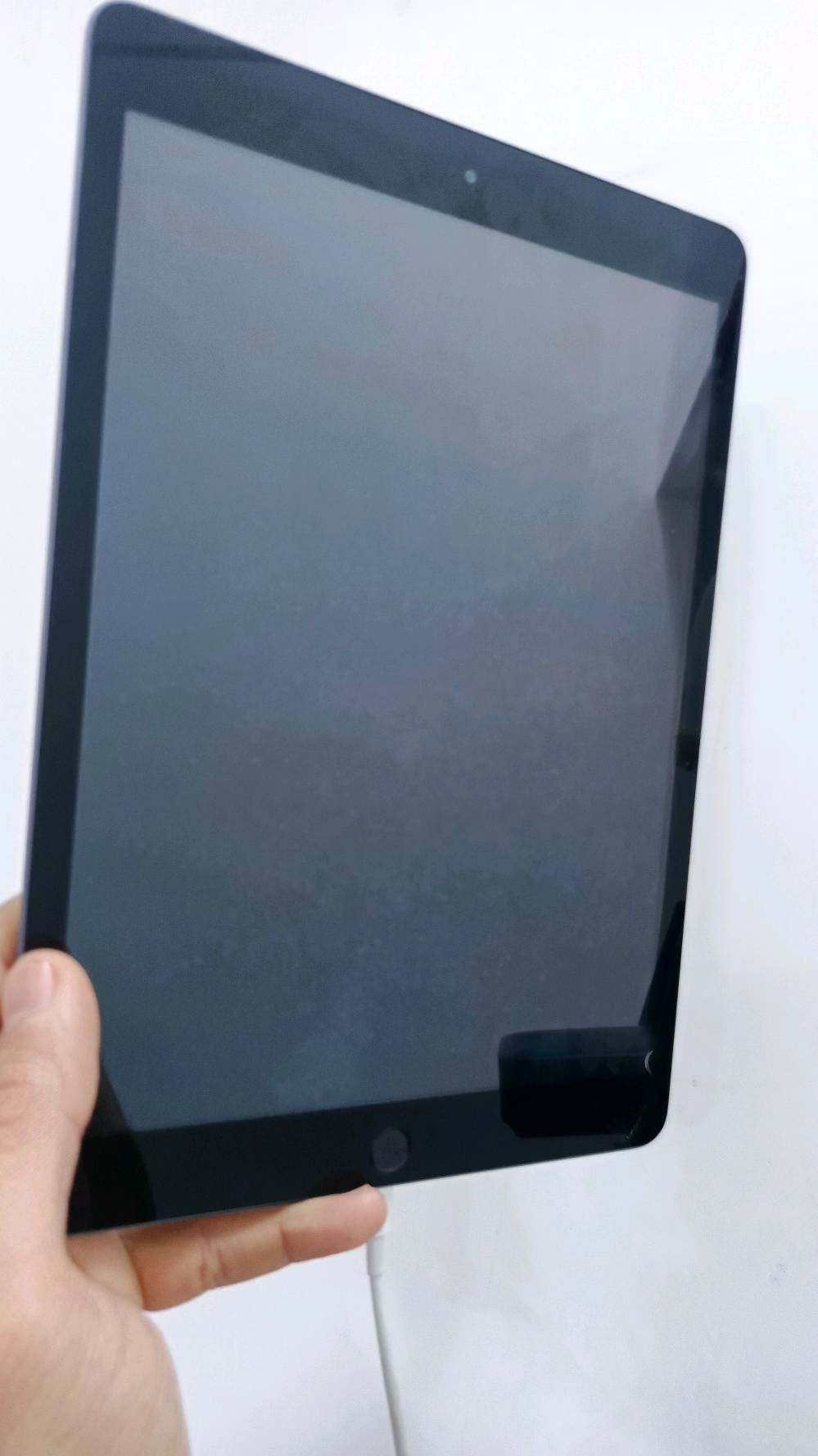 ايباد 7 ذاكرة 32 ايباد كلش مرتب ونضيف واستخدام قليل فقط للدراسة والحمد لله اتخرجت وماحتاجه بعد مستعجل على بيعه وبيه مجال قليل للطيبين عنواني ناصرية مركز