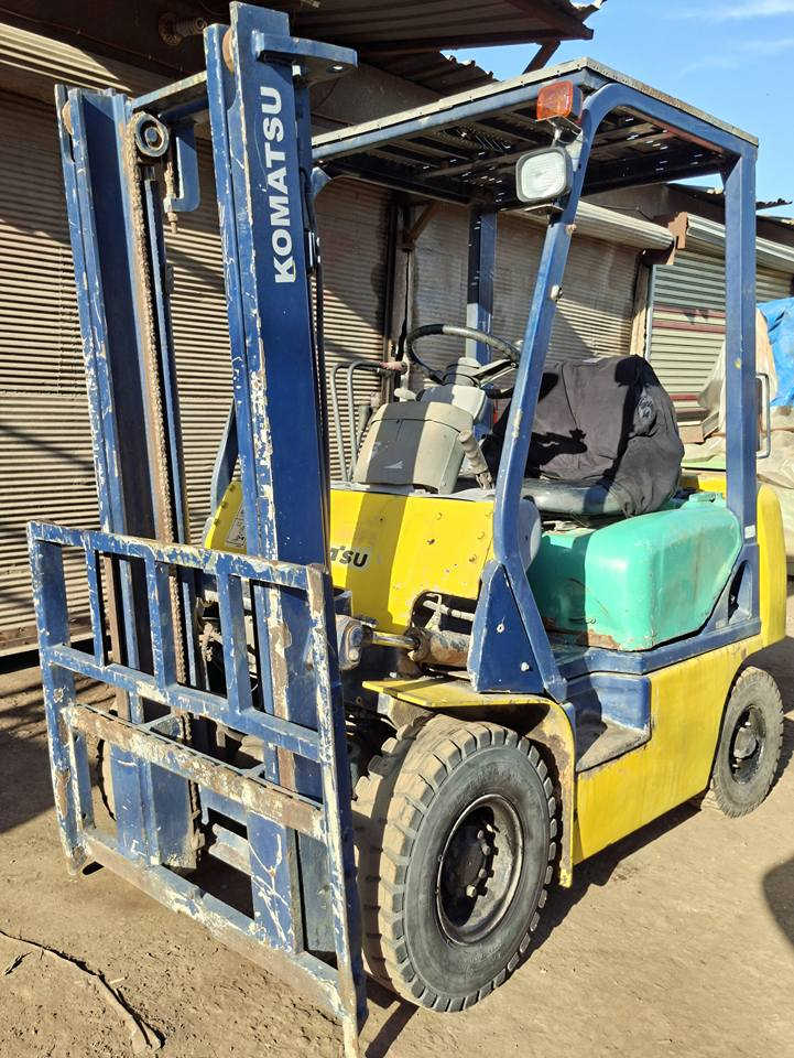 السلام عليكم ورحمه الله وبركاته 
للبيع رافعه شوكيه نوع komatsu 
حجم 1.5 محرك بنزين كير عادي موديل 2005
جب قطعتين ناصي ارتفاع 3.40متر 
سعر 33 ورقه قابل للتفاوض 
للأستفسار *********** 
مع تقدير
