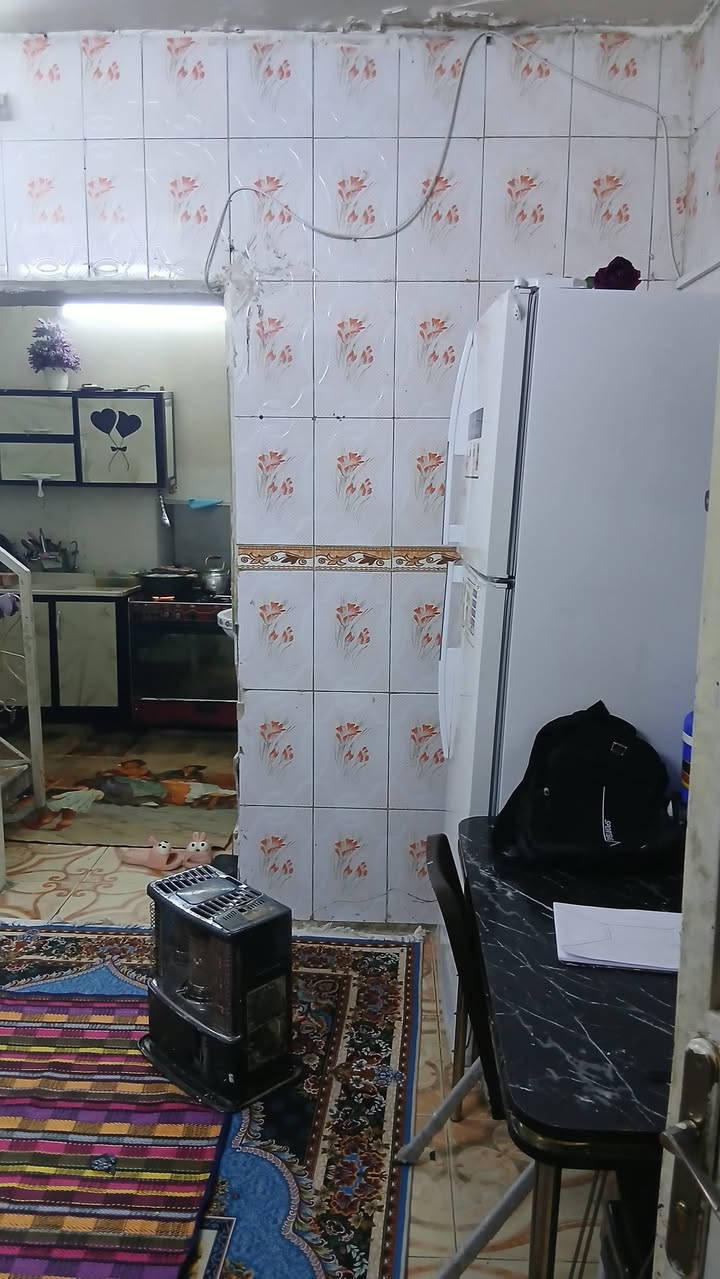 بيت 🏠 للبيع 
 العنوان: بغداد - الحسينية - الجريخي - شارع عشرين.
📍 المعلم القريب: مقابل مدرسة الإبداع التربوي مباشرة.
​📐 المواصفات:
​المساحة: 100 متر  _طابقين _اربع مراحل _مدخلين_استقبال _صاله _ مطبخ_ غرف عدد3_ صحيات عدد2
​الموقع: موقع استراتيجي على شارع 20
السعر:100 وبي مجال
​📞 للمزيد من التفاصيل أو للاستفسار، يرجى الاتصال بنا على الرقم:
***********
