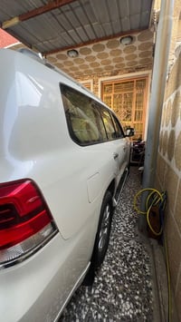 لاندكروزر 2017 فطيم 6 سلندر ماشيه 124 الف مكفوله كفاله عامه من الصبغ و...