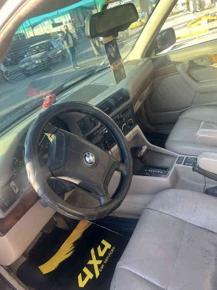 السلام عليكم سيارة BMW مديل 1991 السيارةفول موصافات مصبوغة جمالية فقط مكفوالة من الحادث كير محرك بشرط 525كبس  السيارة سنتر لوك  *********** رجاً اذا ما شراي لاتتصل
