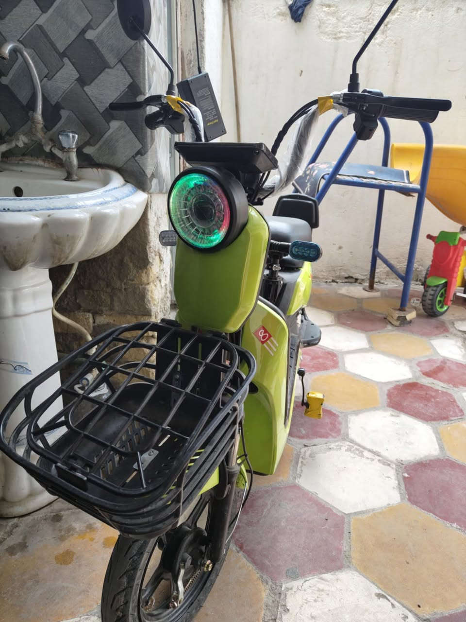 السلام عليكم ورحمة الله وبركاته دراجه شحن للبيع اخت الجديده قيم واخذ. مكاني ديوانيه مركز دراجه نضيفه جدا جدا رقم الهاتف ***********
