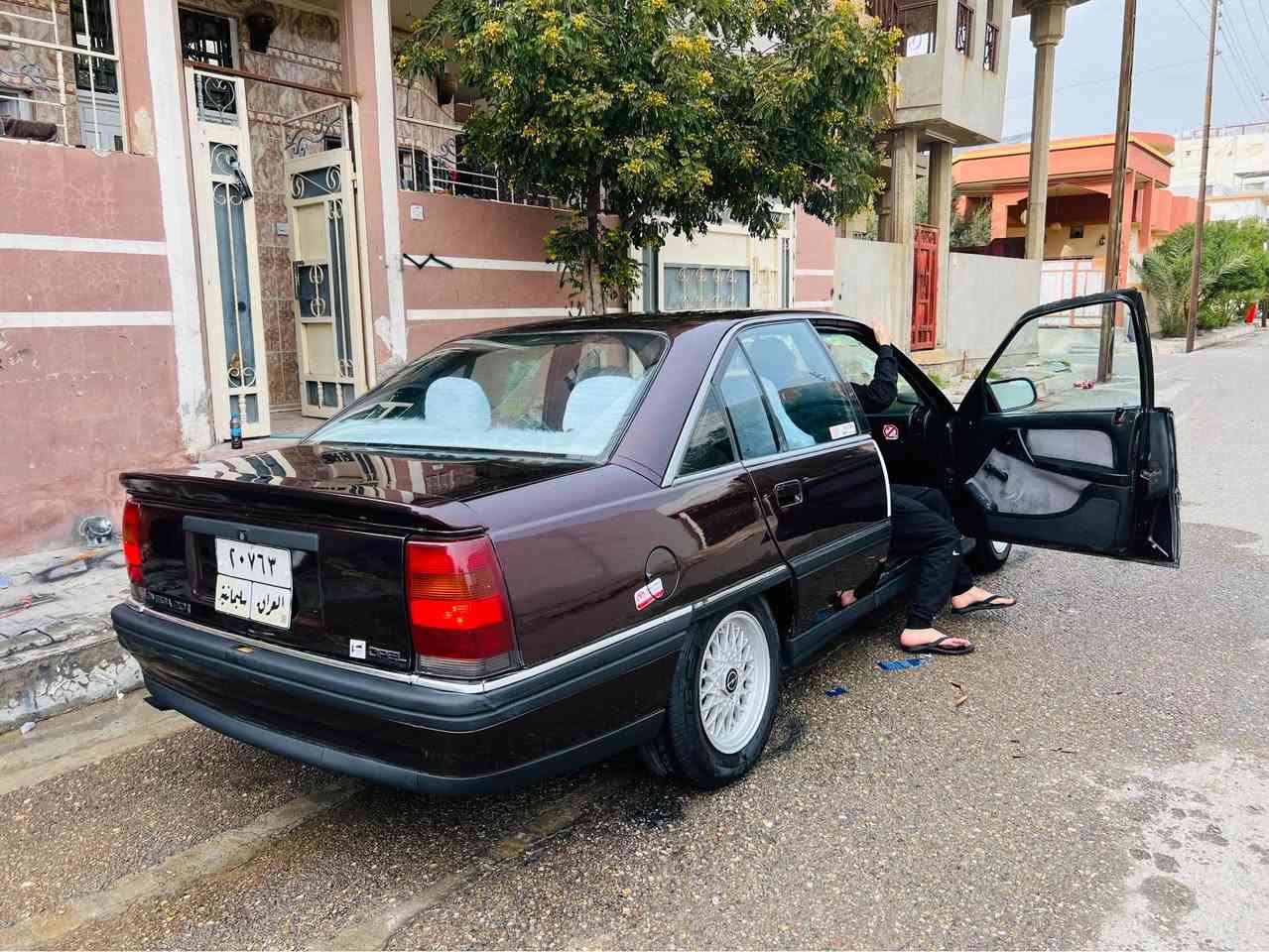 موديل 1991 حجم 20 بيلاد كيرومحرك شرط سعرها 44 ورقة 
صدر كدام خلفي كامل كامل جديدة مابيها اي نقص كهربايت شغل
رقم سليمانية وكالة عندي سنوية منتهي بيها كوبون *********** 
سيارة كلير عام جمالية بس بدون اي ضرر مكفولة 
مكاني كركوك شراي خابر عل رقم كركوك, العراق
