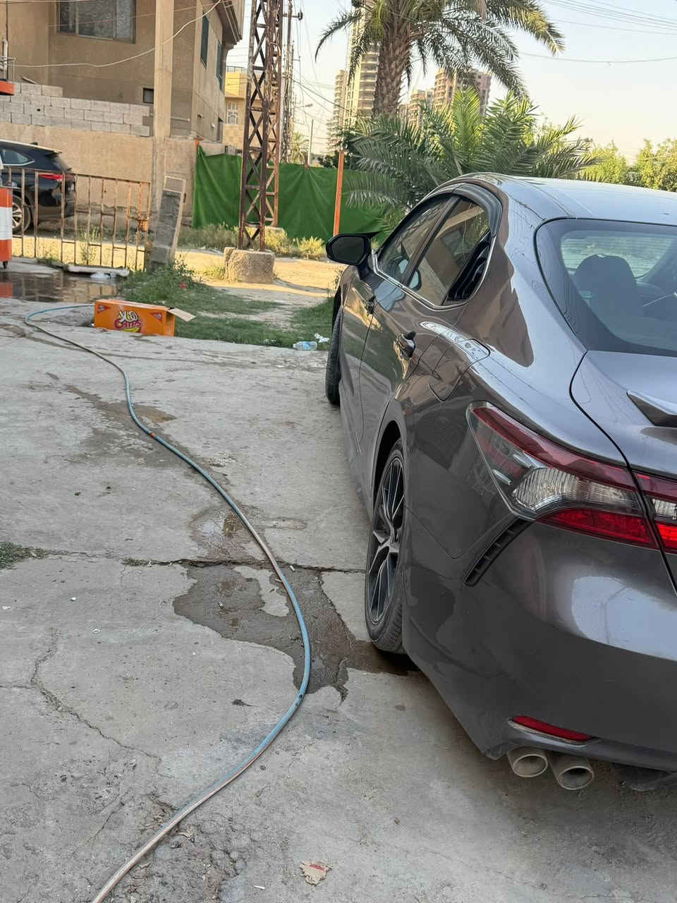 السلام وعليكم سيارة كاميري موديل 23 موصفات SE سياره بيها داعميه صبغ امامي بيها ربع باب خلفي سياره ماشيه 85كيلو هايبرد بانزين سعر 190بيها مجال بسيط جداً عنوان بغداد الغزالية ***********
