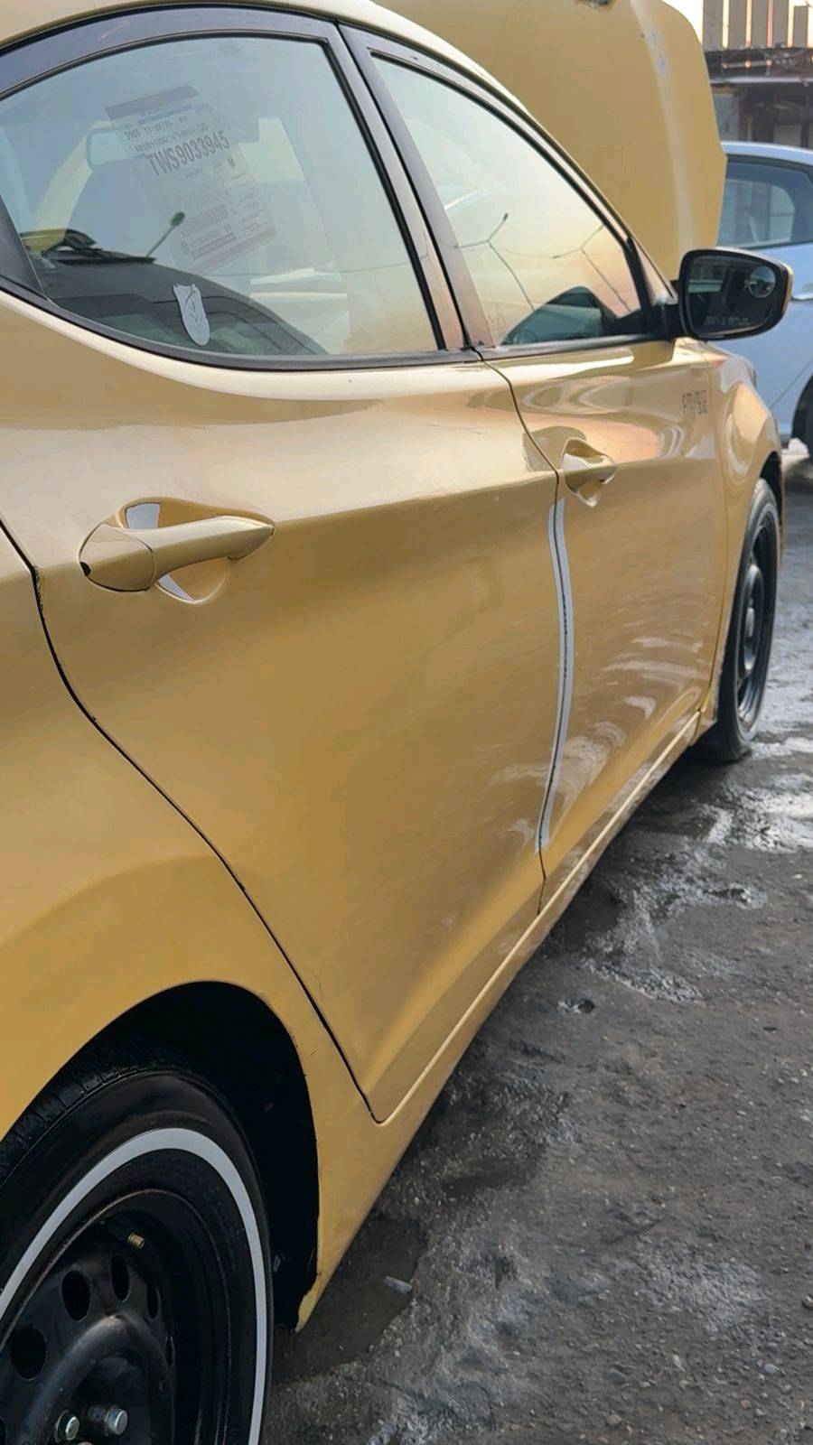 السيارة هيونداي إلنترا موديل غير محدد باللون الأصفر. تحتاج إلى بعض الصيانة البسيطة على الصبغ الخارجي. المحرك بحالة جيدة ولا توجد مشاكل في الأداء. السيارة كير عادي وبحاجة لتغيير طقم الكوش داخل السيارة. متوفرة للاطلاع في موقع محدد عند الاتفاق.