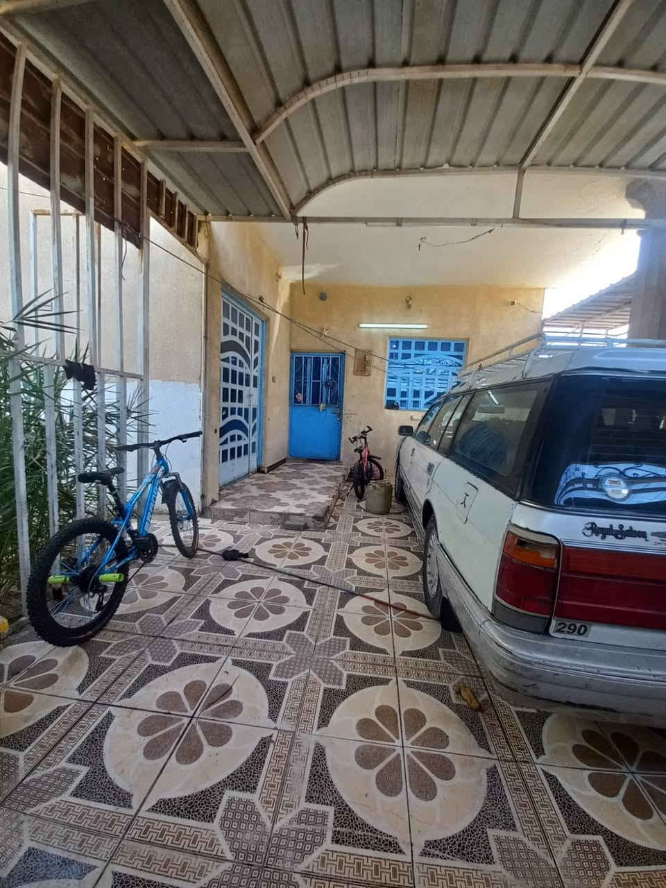 اسلام عليكم 
توفر دار سكن 🏠
مساحه 268 متر طابو ملك صرف عرصه
عنوان البيت البصره منطقه القبله خلف شارع المدارس  البيت يحتوي على عدد 2 من الغرف صاله وموزع وديوان ومطبخ وصحيات داخليه وخارجيه وكراج وحديقه سعره المطلوب 250 مليون وبي مجال  تفاصيل اكثر اتصل ***********
