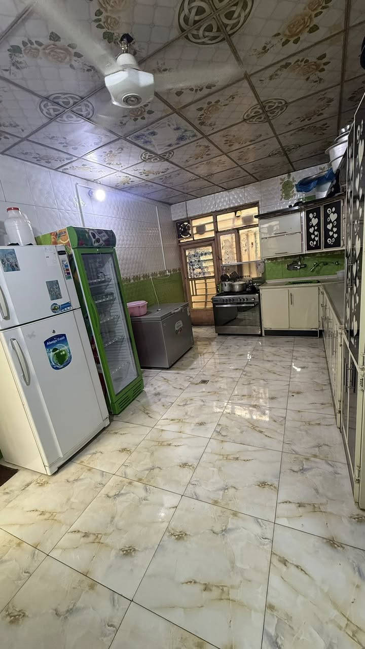 دار للبيع نهاية حي العامل حي الامير قرب المستوصف 
٢٠٠متر واجهة ١٠م ونزال ٢٠م طابو صرف طابقين 
الطابق الاول استقبال كبير مع صالة كبيرة وغرفة منام كبيرة ومطبخ كبير وكراج سيارتين وصحيات داخلية وخارجية ومناور عدد اثنين
الطابق الثاني غرفتين نوم كبيرات نظام سويتات مع صالة كبيرة جداً تصير غرفتين بعد مع سطح
للاستفسار
***********وتساب 
***********
ارقام الموبايلات لصاحب الدار شخصياً
