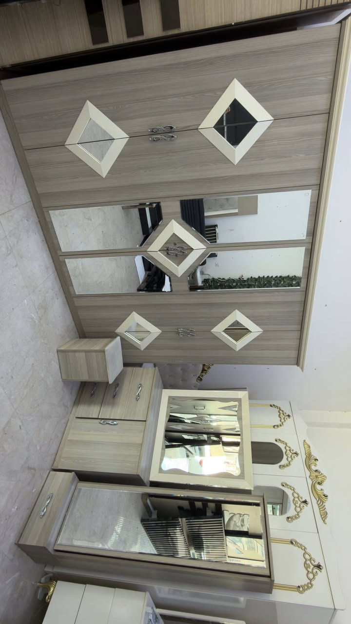 غرفه نوم 8 قطع  لون رصاصي وكريمي خشب ثقيل نظافه ميه بل ميه السعر 675 الف.  ***********// ***********
