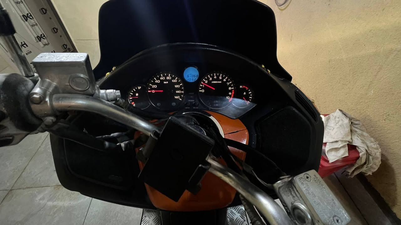 سلام عليكم
فورزه صفر تسعه كرستال عميه بلاد 
داجه تعمير تام 
كفرات داخله فرن صبغ لون مميز 
حماوه نص
رون واحد ونص 
منضومه زنون 
مشي خير من الله نكره سلف 
اخت الرمه ونقوصات بسيطة 
محرك نعومه خير من الله 
شوته رياضي كلجات امامي رياضي وخلفي حاوية 
السعر مليون و٤٠٠ وبيه مجال 
عنوان البصرة الجزيره 
***********
