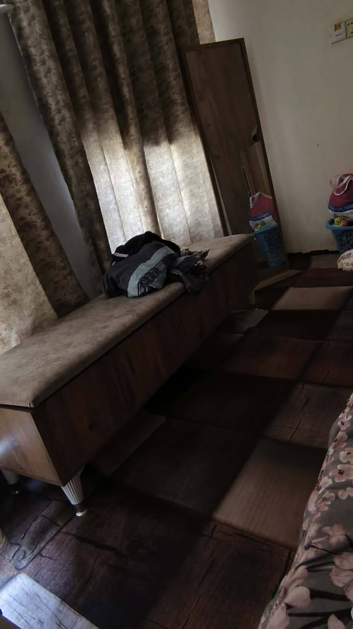 ***********
شراي يتفضل واتساب 
غرفه ٩ قطع وياهه الدوشك سعر مناسب عنوان بغداد الشعب نظافتهه ٩٠%
