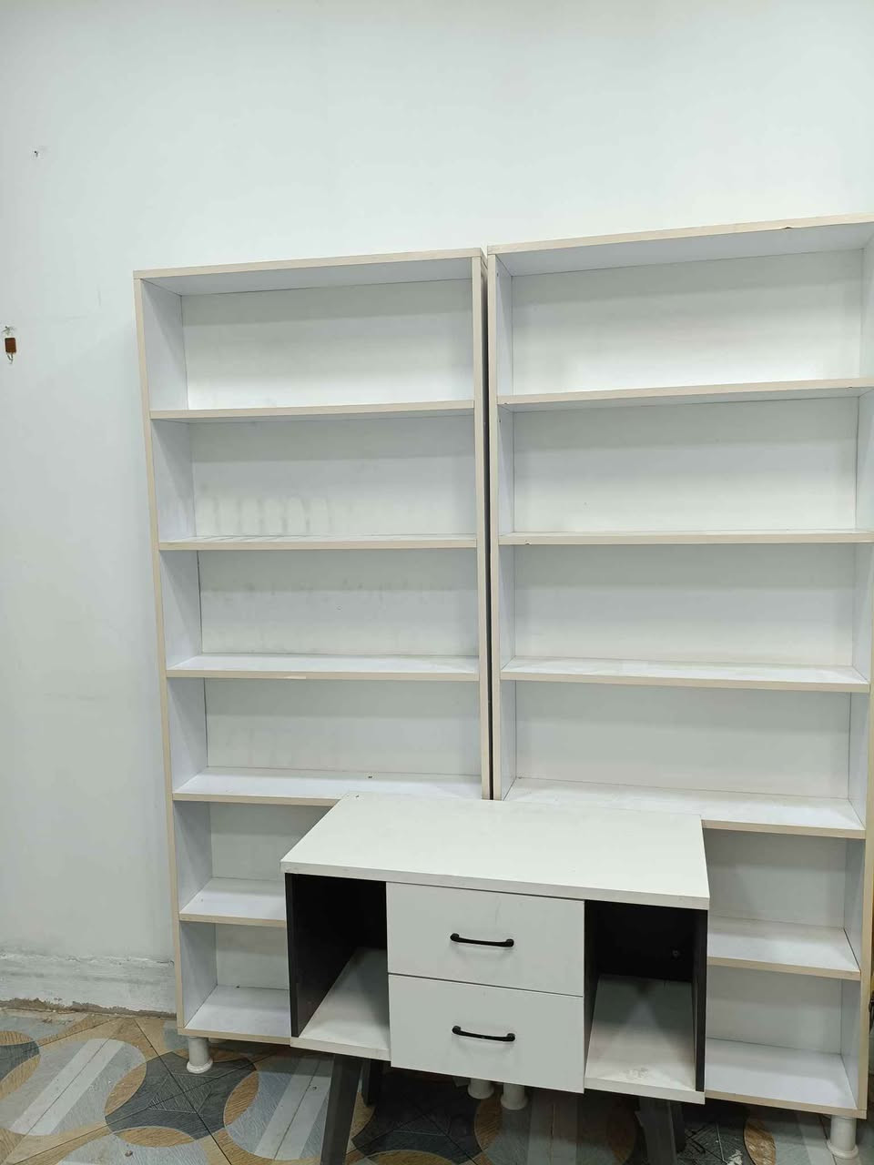 السلام عليكم 
١-ميز 3متر  +ملحق ميز صغير 
٢-رفوف عدد ٢ 
٣-كراسي 
للبيع بسعر مناسب 
للاستفسار *********** كركوك, العراق
