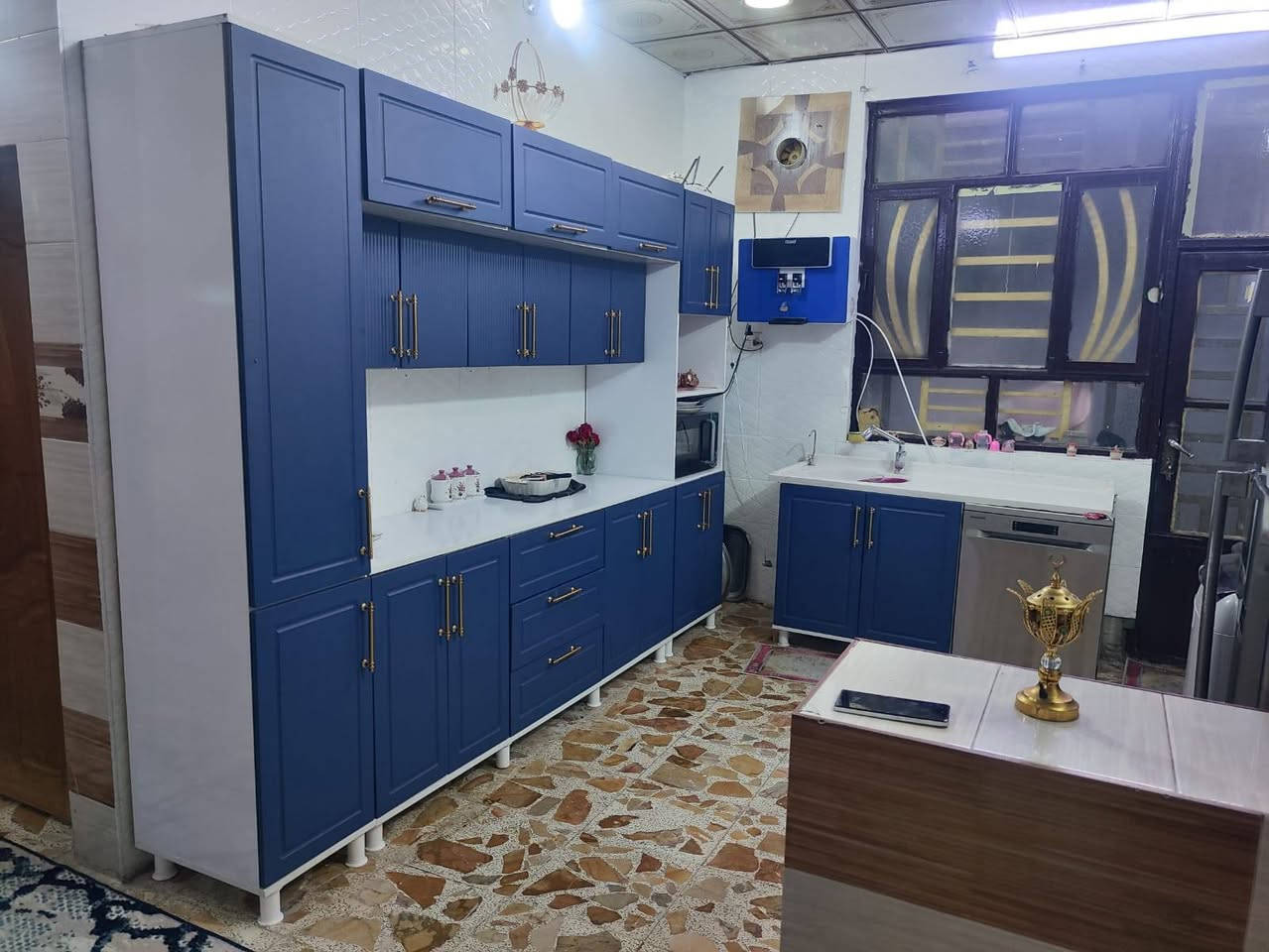 السلام عليكم اخوان دار للبيع مساحة 110 متر طابقين ثلاث غرف صالتين استقبال مطبخ تخاريج صب كونكريت اساس وسقف فقط الطابق الثاني السقف سندويج  سيراميك بيت فول ماء كهرباء تبليط باب البيت  منطقة راقية حيل السعر 65 وبيه مجال مشمول بلتطويب رافع معاملة عنوان قرب مخزن الموز شارع الامام الحسين ع للاستفسار ***********
