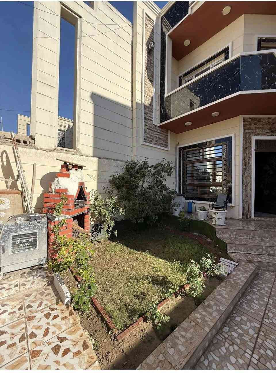 الدار للبيع الزهور خلف كاردن ستي  مساحة البيت 225 واقع حال 200 /4غرف نوم صاله ستقبال مطبخ عدد الصحيات 3 حديقه كراج سنة البناء 2021 / قريب عليك مدرسة النظاميه   ومدرسة ابن الهيثم وثانوية المتفوقات  الاتصال *********** ابو معتز
