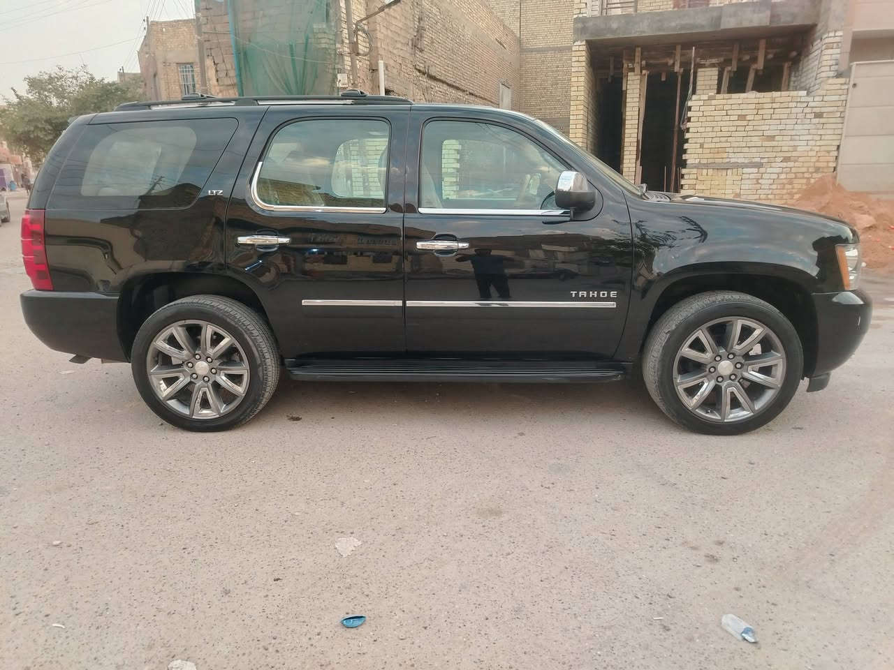 تاهو
#الفئة : LTZ سيارة جديدة 
الموديل 2013 
#اللون: اسود
#اللوحة: رقم بغداد مشروع وطني بسمي 
#السعر_المطلوب275 ورقة مع المجال البسيط
#السيارة خليجي 
سونار واضح 
_____________________________
#الــمــواصــفـــات :-
{1} محرك 8 سلندر 5300
{2} كشنات جلد بيج (اصل)
{3} كاميرا دواره ستيرن
{4}  
{5} تبريد 3 قطع
{6} 
{8} كشن ذاكرة 
{9} سستم صوت متكامل
{10} تحكم سترين جهتين
{11} نضام ABS مانع انزلاق
{12} كشنات كهرباء
{13} حساسات خلفية 
{14} جنطة كهرباء 
{15} ايرباك سليم 
{16} فور ويل
{17} مثبت سرعة
{18} كشنات تدفئة تبريد 
{19} فتحة سقف 
{20} شاشه عرض بالسقف
{21} تشغيل عن بعد 
{22} باقي المواصفات غنيه عن التعريف ***********
