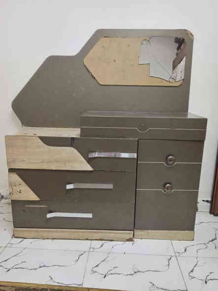 السلام عليكم غرفه نوم  5قطع عيبه فقط المرايه ميز تواليت مكسوره ولكنتور السجه الجوه ماكو سعر ١٥٠وبيه مجال مكاني كركوك حي النداء ***********
