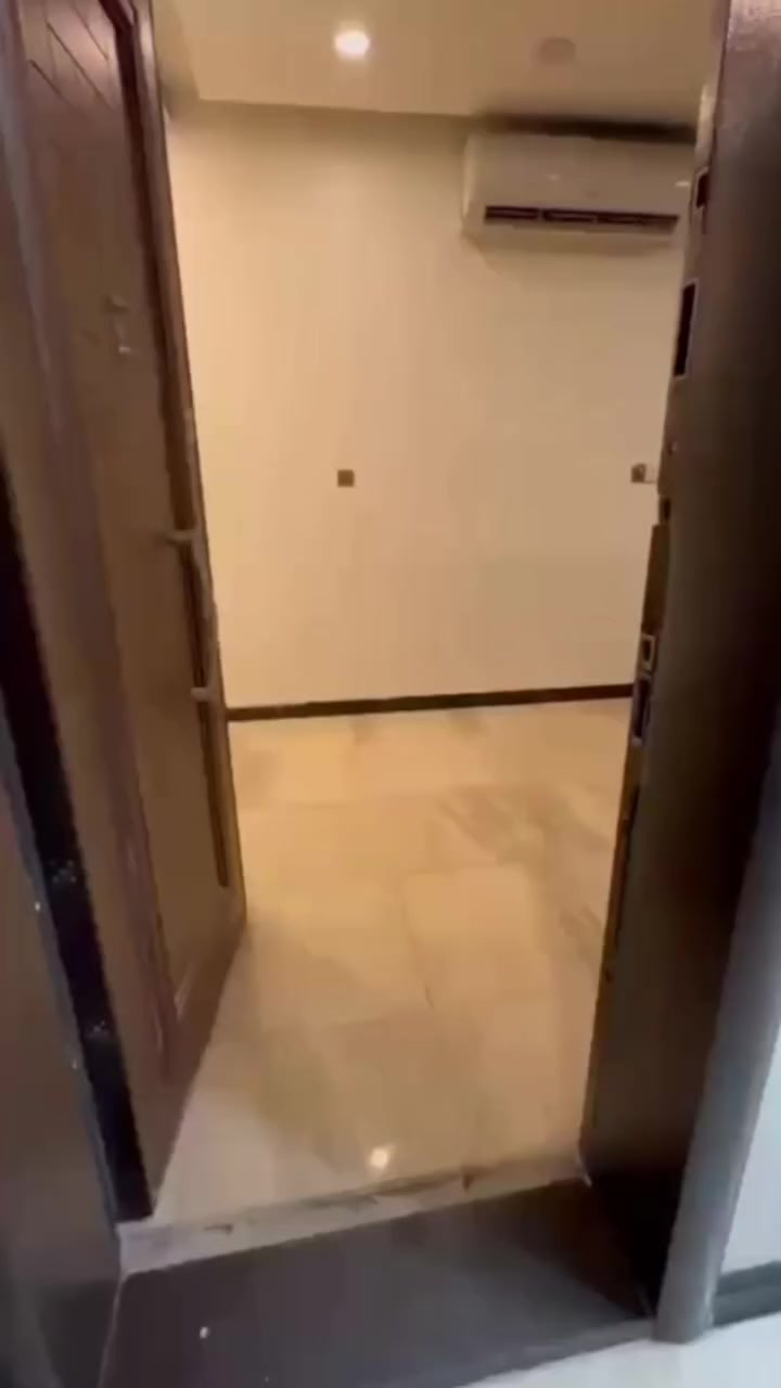 رمز البحث 333 
📍 للإيجار – شقة طابق أرضي /الاميرات  محلة 601
🔹 طابق أرضي
🔹 مدخل صالة مريح
🔹 مطبخ معزول
🔹 غرفتين نوم
🔹 خدمات مرتبة
🔹 موثث  مطبخ متكامل + سبالت

💵 الإيجار: 800 دولار فقط
*********** وتس
