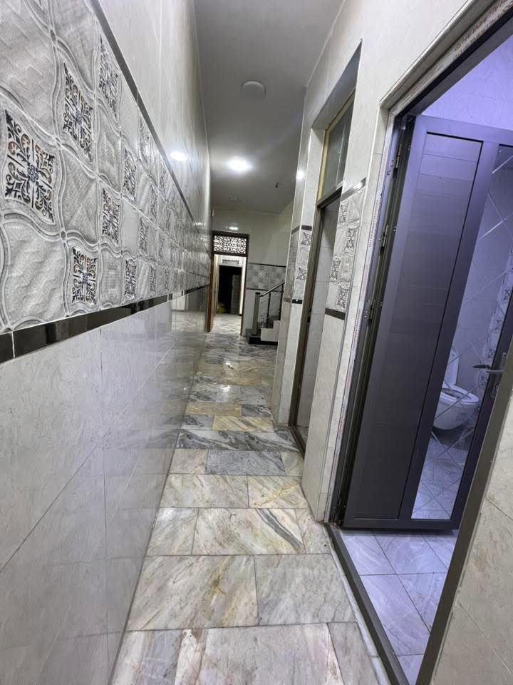 ‏مشتمل للإيجار 75م📍الموقع: الشعب ‏ الضباط العقاري الاولى ‏ جاهز للسكن- بناء حديث 2024‏جديد منطقه هادئه وراقيه خدمات راقية  ‏يحتوي على طابقين 3غرف نوم واستقبال ومنور  مطبخ حار ‏وبارد وخدمات وبلكونه/وبيتونه كبير وكراج صغير سعر (650)قفل
للاستفسار
***********
