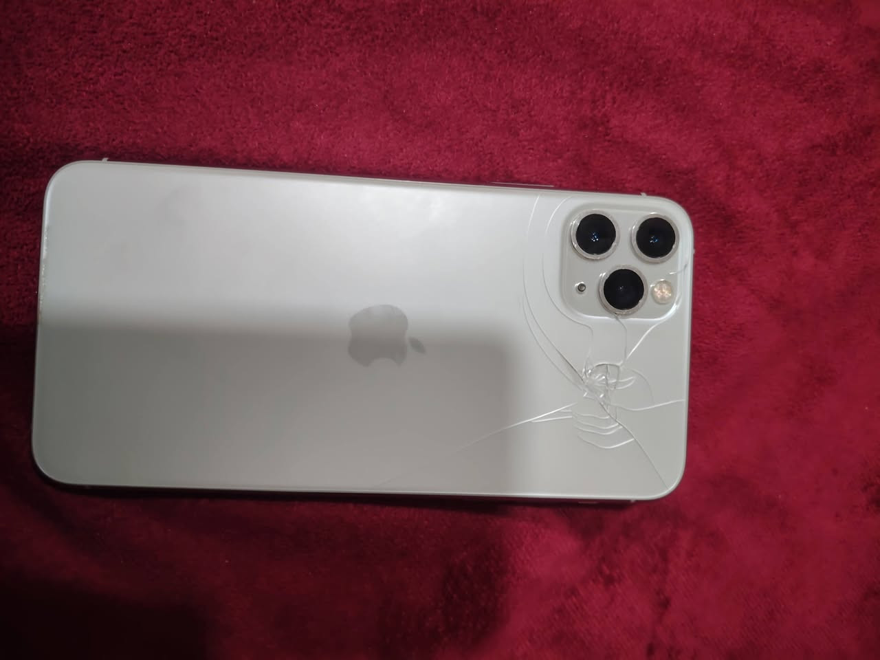 I phone 11 pro max
ايفون 11 برو ماكس
امريكي
ذاكرة 256
مبدل شاشة ( فيس ايدي واكف)
فطر بالظهر واضح بالصور
شوي شخوط بالشاشة ابد ما مأثر 
شريحة شغالة حسابات i cloud
كامل مكمل ونظيف
السعر 250 الف
راسلني او اتصل ***********
