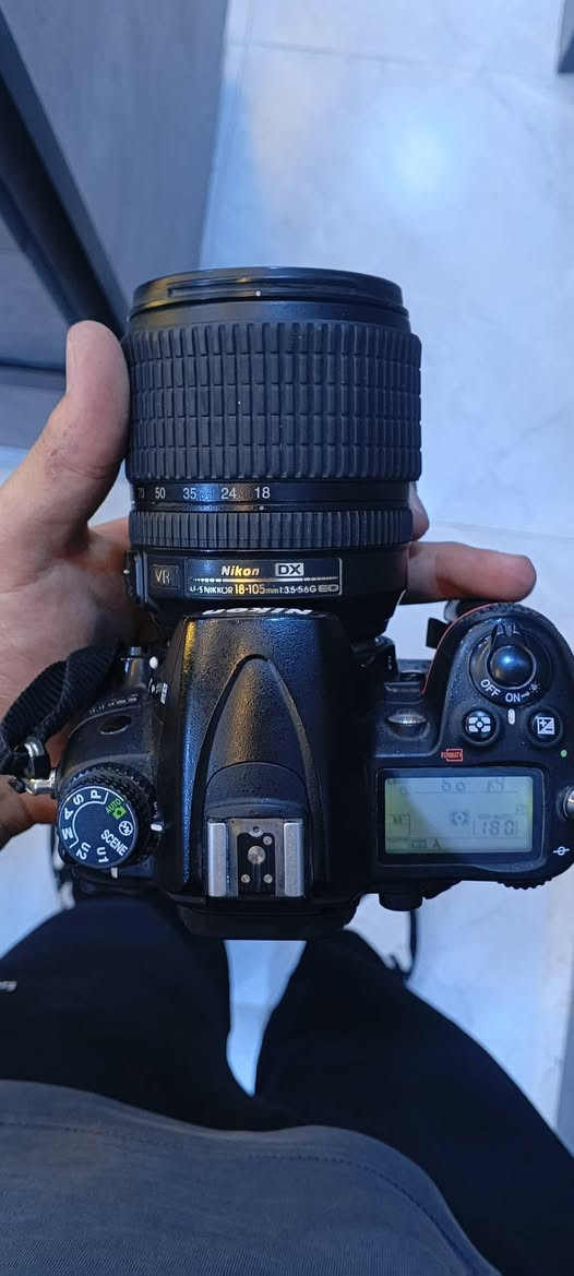 كامره نيكون d7000
ملحقات 
شاحنه اصليه مال نيكون
بطاريه اصليه
حزام كتف
عدسه نيكون18-105mm
عدسه ثانيه70-300mm
السعر قفل325
يوجد توصيل محافظات
***********
