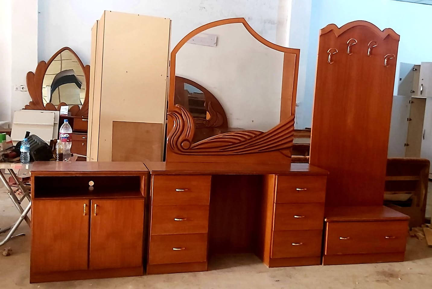 غرفة نوم حطاطه شغل ثقيل ٧قطع كلش نضيفه شرط ابسعر كلش مناسب***********
