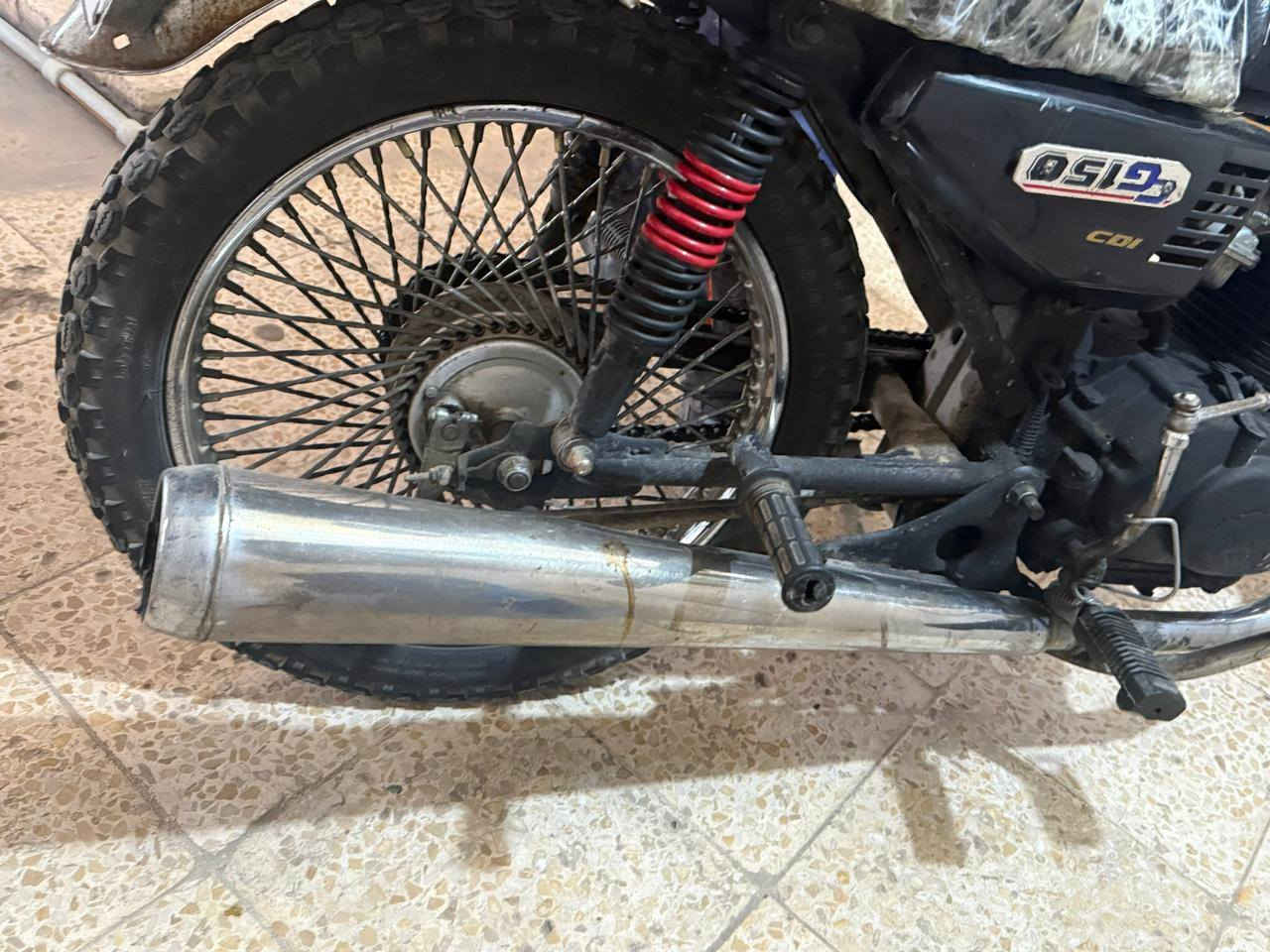 سلام عليكم ورحمه الله وبركاته دراجه ايراني نامي للبيع مابيه اي عيب فقط صرف قليل دراجه شغاله كامل مثل ما واضح بل صور  #السعر 175 وبيه مجال حك الجيه #او مراوس 
***********
