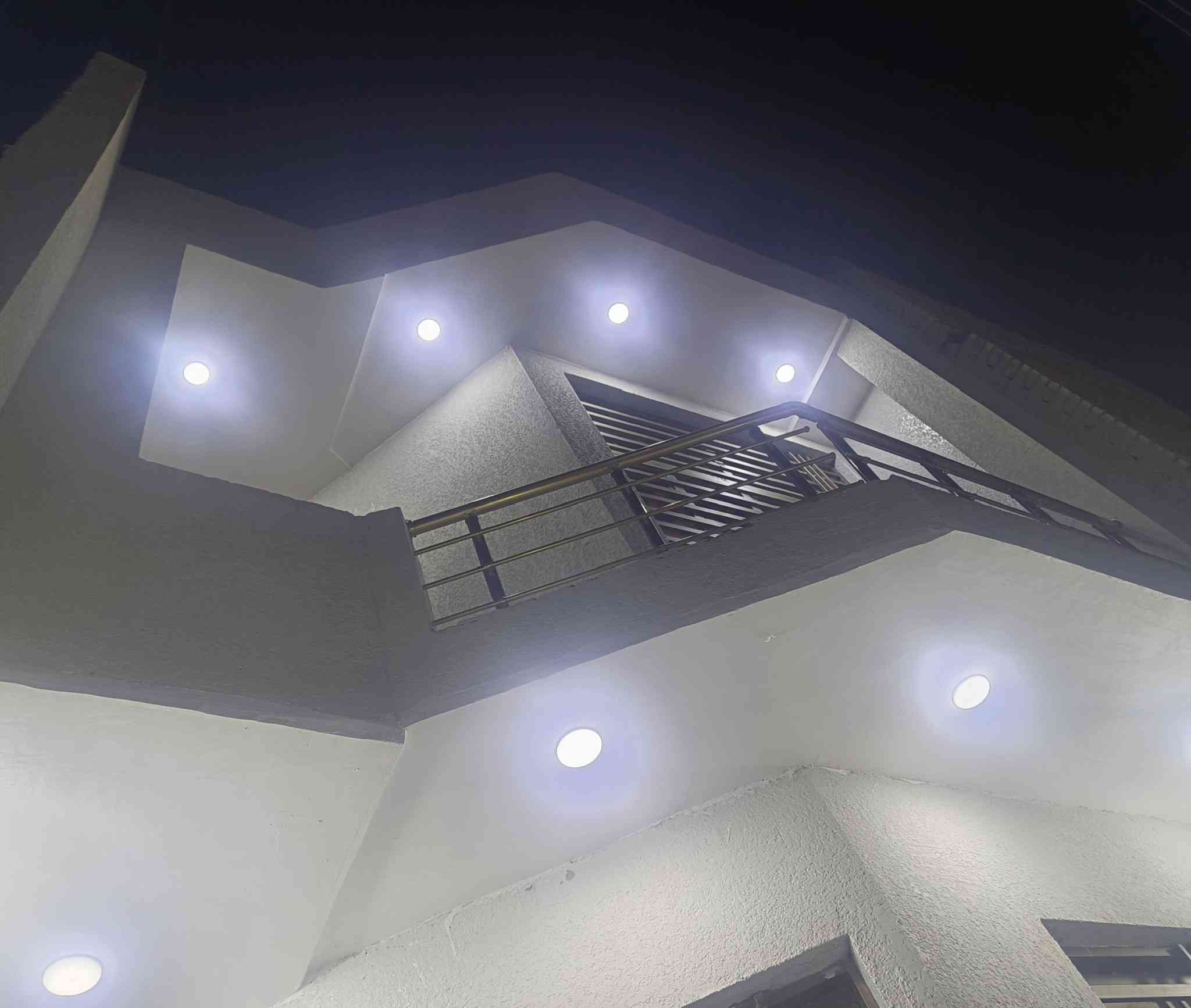 دار للبيع طابو صرف المساحه 100 م حي الموضفين الاتصال ***********
