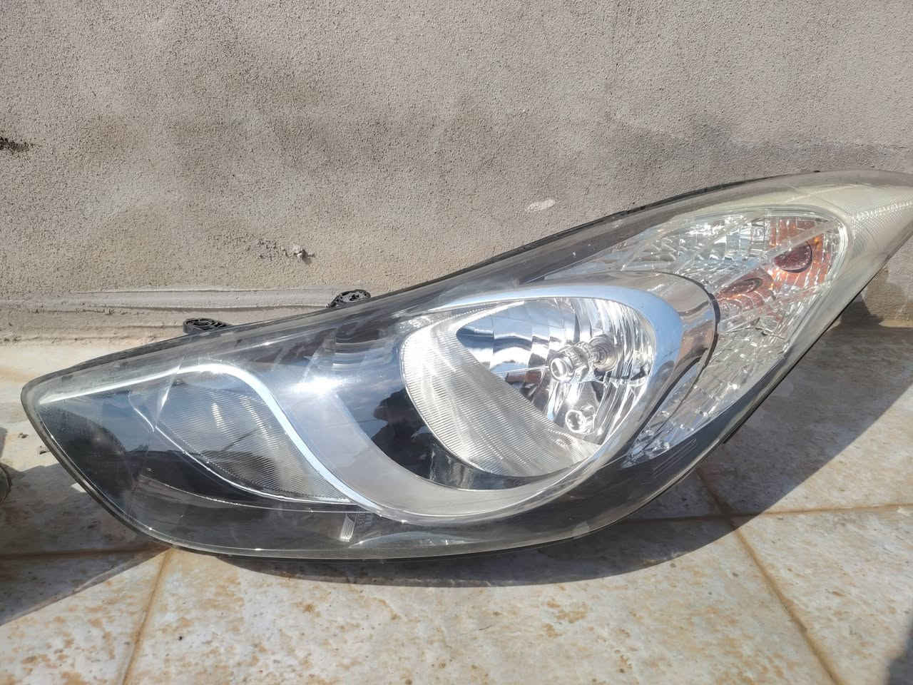 للبيع 
لايتات اصليات وبكلايتات  طخم مال انترا مظلع
رايدهم ١٢٥ الف وبيهم مجال
***********
