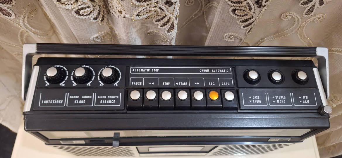 رادیو مسجل  ITT الماني اصلي    جهاز نضیف جدآ    كامل شغال 
صوت عالي ونقي  انتاج 1978
يعمل على الكهرباء 220 فولت  المباشر او بطاريات عدد 6 کبیر 
موجات رادی  FA  MW 
توصیل للکل محافظات  العراق  للحجز مراسلة الصفحة او مراسلة واتساب على الرقم ***********
