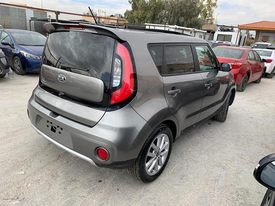 السلام عليكم 
كيا صول فول مواصفات 1/1 
موديل 2018
ماشيه 39 ميل رقم بغداد
بلعراق بيها طخه بلجاملغ
ايرباكات سليمه    
محرك 2000 
بانوراما وبيه بصمتين 
كشنات جلد لونين
رادار امامي 
كشنات كهرباء تدفئه تبريد 
سستم صوت كامل 
وبعد هواي مواصفات بيها 
مكان السياره شارع فلسطين 
السعر 155 ورقه وبيها مجال
 للاستفسار ***********
