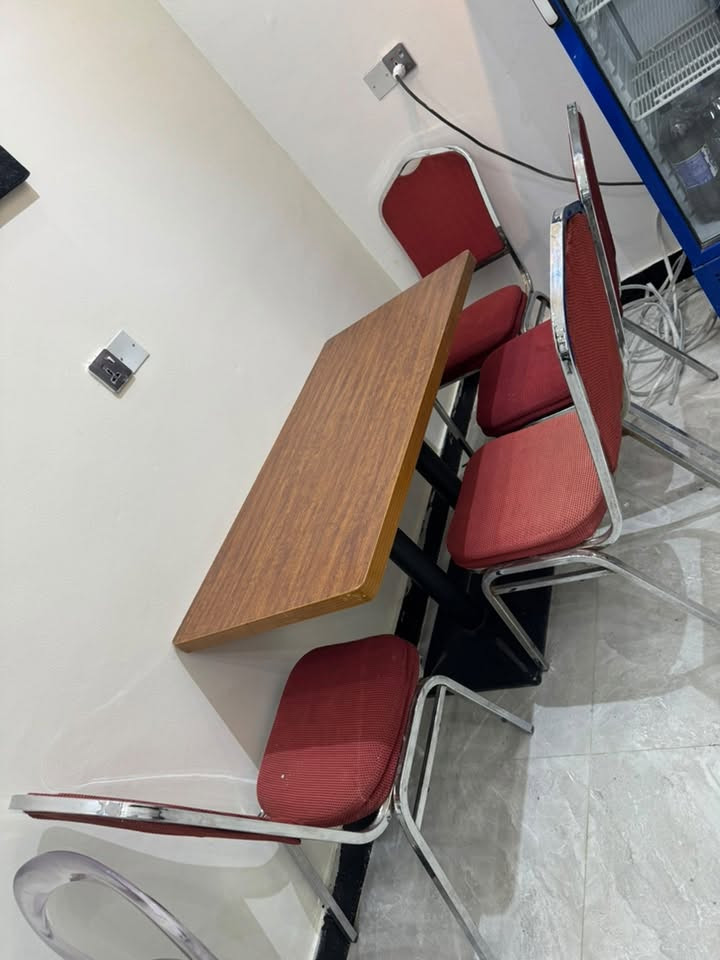 ميز طعام نضيف جداً للبيع عدد 2 سعر الميز 120 وبي مجال 

***********
