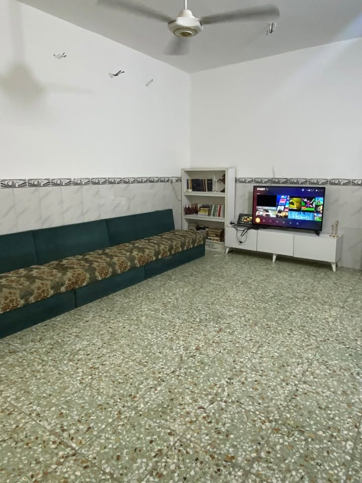 السلام عليكم
بيت للبيع في منطقة الشماعية (حي السفير )
مساحته 130م 
بناء وترميم حديث يحتوي على طابق ونصف 
الطابق الأول غرفة ومطبخ واستقبال وصاله وحمامين خارجي وداخلي وترك وكراج 
الطابق الثاني بيتونة وسطح 
المنطقة مبلطة ونظيفة وهادئة وبيها كل الخدمات 
واجهه 12م
والنزال 12.5
سعره مناسب وقابل للتفاوض 
للتواصل مع صاحب البيت مباشرة *********** واتساب او تواصل خاص
