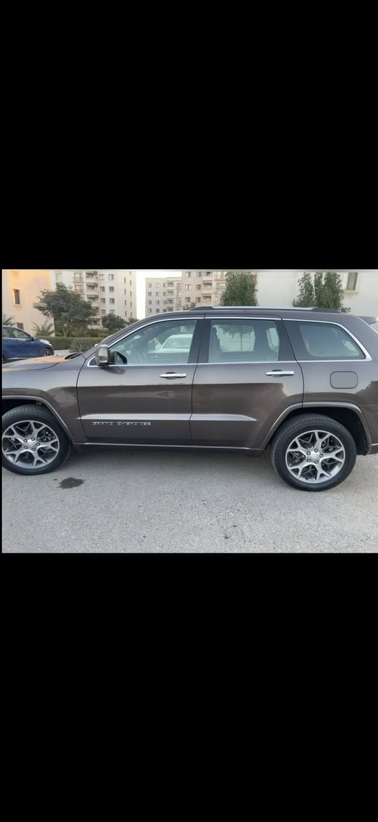 جيب جراند شيروكي 2020 ( اوفرلاند )
خليجي هارلم 
فول مواصفات جكات بانورما ٣ شاشات (اعلى مواصفات بل جيب)
                 
.بيها بابين صبغ وجاملغ امامي عكس السايق 

محرك V6.  3.6

مواصفات.  Overland
بانوراما. 3 شاشات 
صندوق كهرباء
لايت و بلاجيكتور زينون
كشنات (  حار وبارد و جلد ميموري)
رادار جانبي 
اوتو بريك
ستيرن هيتر 

سيارة ماشية 74,000 كيلو . 
رقم سليمانية

سعر 280 بي مجال بسيط
واتساب ***********

