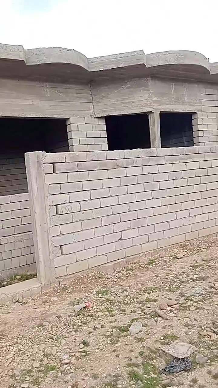 الواجهة 11
والعمق10
غرفتين نوم وهول واستقبال وصحيات داخل وخارج وكراج 
بدون بيتونة وقصطل كامل بي وصل بلدية القوسيات قريب مدرسة الصينية السعر والاستفسار ***********
0770
