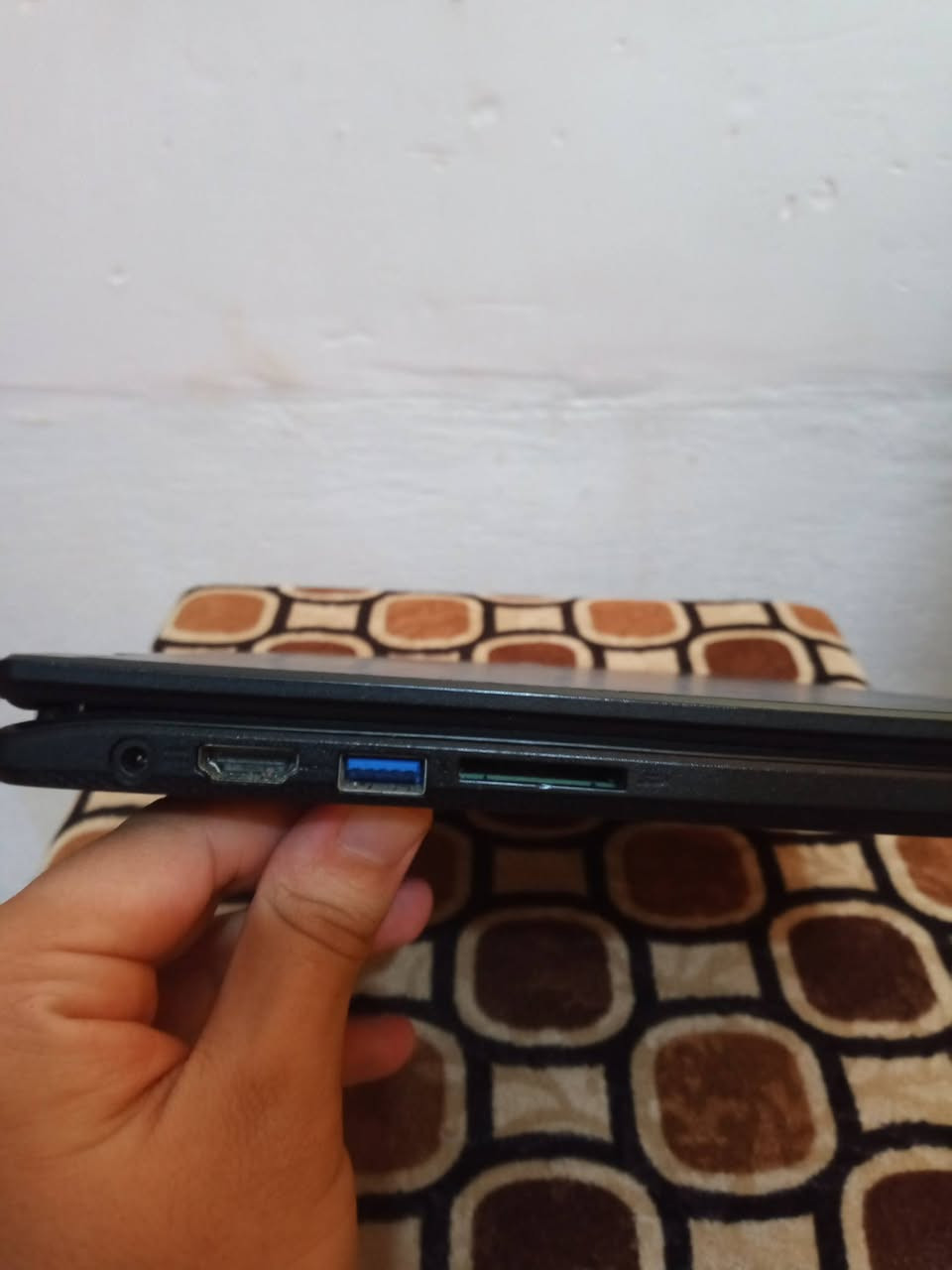 لابتوب ايسر نظام Chromebook  قلاب شاشة لمس
 
حجم الشاشة :- 12 انج 60 اطار بالثانية 
المعالج :- انتل سيليرون من الجيل السادس 
الرام :- 4gb 
الهارد :- 32 gb 
منافذ الجهاز 
Hdmi للربط ع الشاشة 
Usb لربط ع الطابعة وربط ماوس 
Sd card لتكبير الذاكرة او عرض ملفات 

مع ماوس وشاحن وحقيبة  لابتوب جديد 

مكاني كربلاء باب طويريج 
***********
***********
ماعندي توصيل 
 
سعر 95الف وبي مجال
