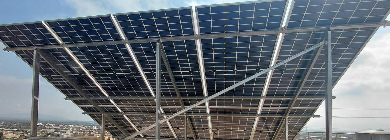 🔆 إنجاز نوعي جديد يُضاف إلى سجل النجاحات
📍 من موقع العمل – اربيل 
🗓️ الاحد  21/ 2 / 2026
في خطوة جديدة تعكس الريادة والاحتراف في مجال الطاقة المتجددة، يعلن مكتب روژ للطاقة الشمسية عن إكمال مشروع استراتيجي مميز تمثّل بـ تحويل منزل دلير اسماعيل  في اربيل  إلى منظومة طاقة شمسية متكاملة تعمل بكفاءة عالية واستقرار تام.
⚡ تم تنفيذ المشروع بسعة 20 أمبير نهاري و15 أمبير ليلي، لتوفير طاقة كهربائية مستقرة وآمنة على مدار الساعة، مع تقليل الاعتماد على الشبكة الوطنية والمولدات، وفق أعلى معايير الجودة والكفاءة والاستدامة البيئية.
🌞 يأتي هذا المشروع ضمن رؤية مكتب روژ الهادفة إلى نشر ثقافة الطاقة النظيفة، ودعم التحول الحقيقي نحو الطاقة المتجددة في إقليم كردستان والعراق عموماً.
🔧 مواصفات المنظومة المنفذة:
▪️ ألواح لونجي بقدرة 600 واط
▪️ عدد الألواح 10 لوحاً
▪️ ضمان الألواح: 12 سنة
▪️ إنفرتر  Deye بقدرة 8 كيلوواط – ضمان 5 سنوات
▪️ بطارية ليثيوم  بسعة 15  كيلوواط– ضمان 10 سنة
✨ مشروع جديد يرسّخ الثقة… ويؤكد أن روژ ليست مجرد شركة، بل شريك حقيقي في الاستقرار الطاقي.
🔥 هل تفكر بتحويل منزلك أو مشروعك إلى طاقة مستقرة وموفّرة؟
مكتب روژ للطاقة الشمسية يقدّم لك حلولاً ذكية مصممة حسب احتياجك وبأحدث التقنيات العالمية.
📞 للتواصل والاستفسار:
👷‍♂️ مهندس قيدار
*********** – ***********
👤 سلام سلو
*********** – ***********
#طاقة_شمسية #مكتب_روژ_للطاقة_الشمسية #HighVoltage
#الاستدامة #طاقة_متجددة #روژ_تبدع
#أربيل #بعشيقة #هولير #العراق
