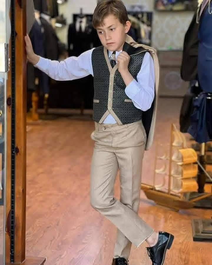 عرس 💍🎺عيد ميلاد 🎂 رفعة علم 🇮🇶 تخرج 🎓
طقم رسمي ولادي جميع الاحجام من 9شهر الى 14سنة
شارع الفاروق مقابل القائم مقام مجاور صياغة الرحمن
*********** واتساب
