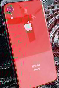 ايفون xr للبيع اللون الاحمر ذاكرة 64 و البطارية 84 جهاز نضيف وما مفتوح...