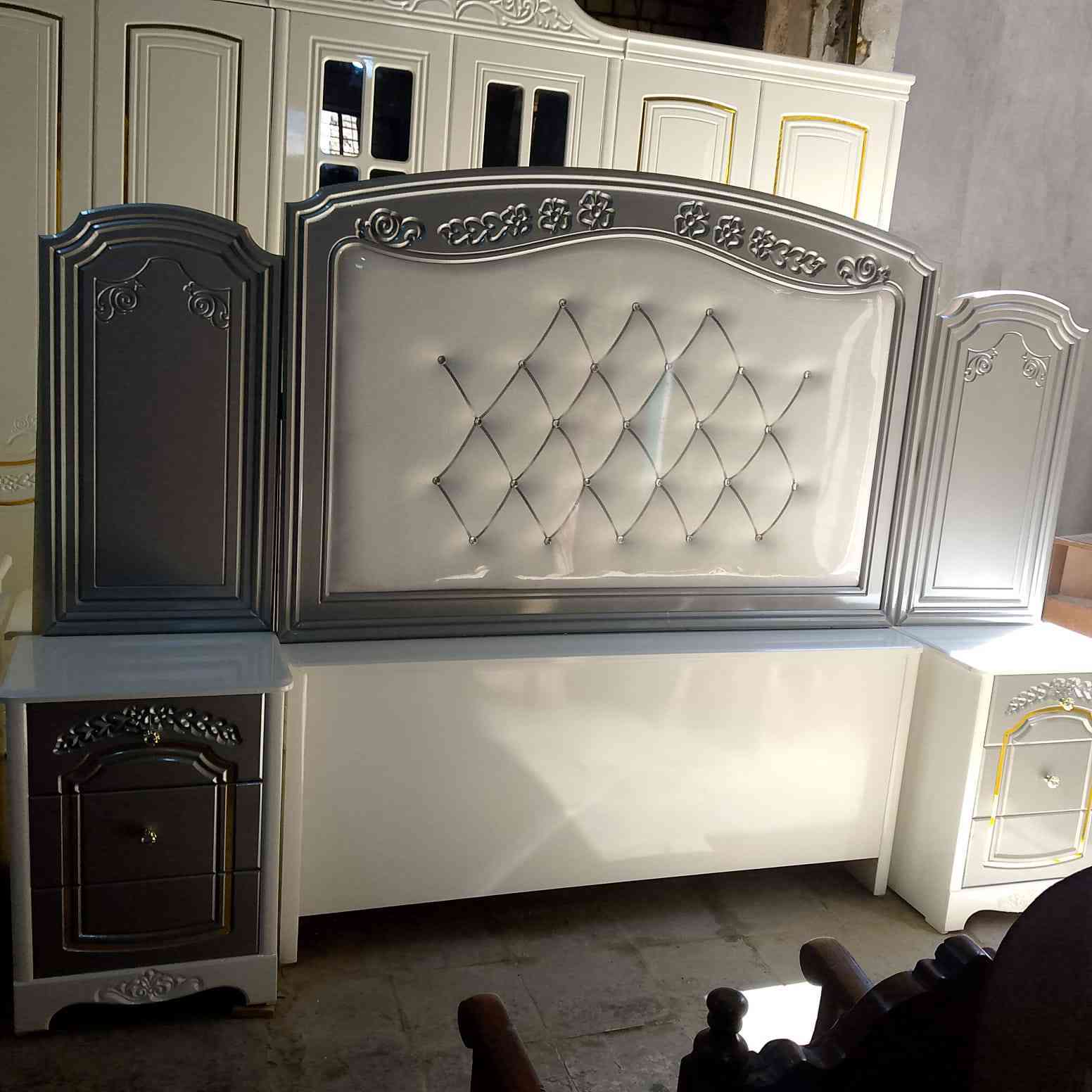 يالله غرفه سته قاطين شغل عراقي فصال تركي الوجه 12 ملم الداخل اربع ملم صاج طبيعي لون افوايت برصاصي وبيه اف وايت بدون رصاصي عنوانه حله جميع الموديلات تواجد اتصال برقم ***********
