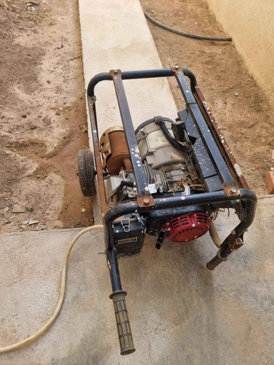 مولد مستعمل للبيع 
١٢ أمبير 
محور غاز 
يشتغل سلف وهندر 
بس عايزه بطارية 
للإستفسار الاتصال على الرقم 
***********
