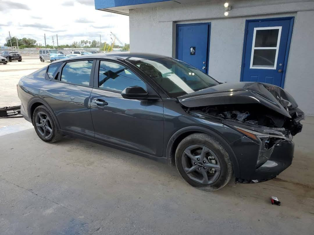 السلام عليكم ورحمة الله وبركاته
سيارة k4. لون فيلي  LX
.سيارة بدون إرباك بدون شاصي بدون لغد بدون جاملغ
ماشية 2500 ميل
(مصلحة وكاملة) تجي واتشوف
بيها بس بنيد مبدل ودعامية مصبوغات ددرجة أولى
156$ وبيها مجال تجي وبالخدمة
مكاني بغداد مدينة الصدر
***********
