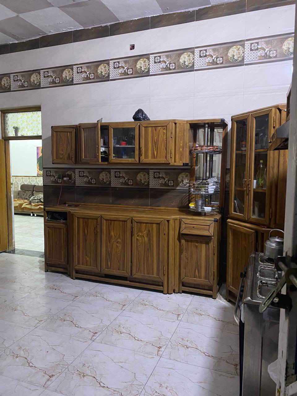 بيت للبيع في منطقة العزه القديمه  المساحه 220متر    يتكون هول +غرف2+استقبال+مطبخ حمام خارجي +حمام داخلي+حمام خارجي+حمام داخلي+محل
الرقم ***********
